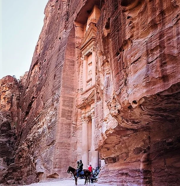 How to book a tour that covers Egypt and Jordan destinations?