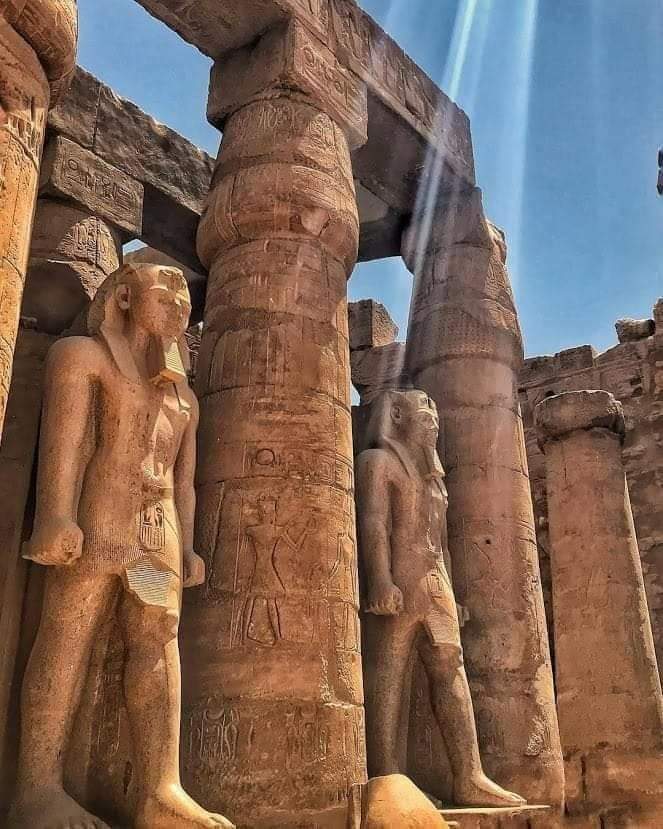 Estatuas de Ramsés II en el templo de Luxor.